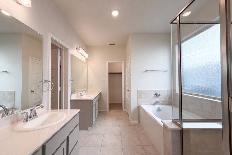 Photo 5 of 21 of 5904 Saddle Pack Dr, Fort Worth, TX