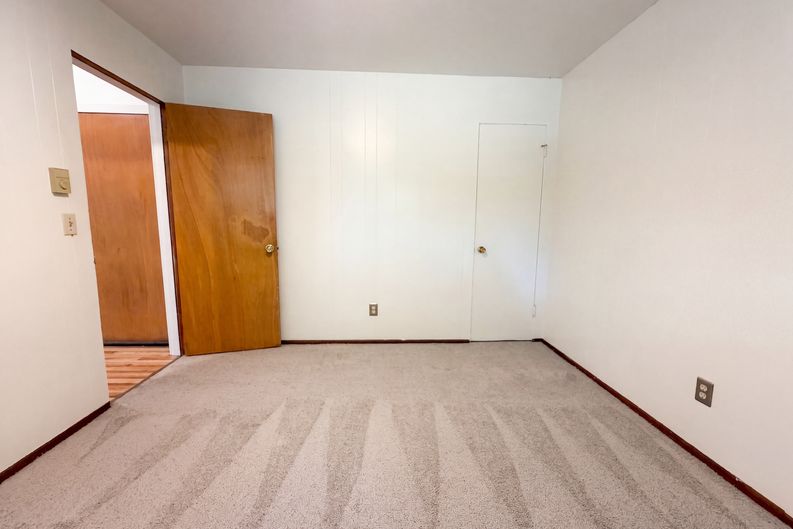 Photo 5 of 18 of 10235 NE Thompson St, Portland, OR