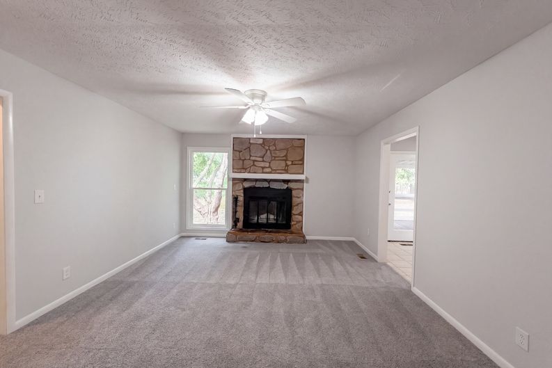 Photo 3 of 19 of 909 Axis Cir, Hope Mills, NC