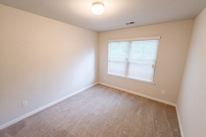 Photo 11 of 23 of 4473 Ravenwood Dr, Union City, GA