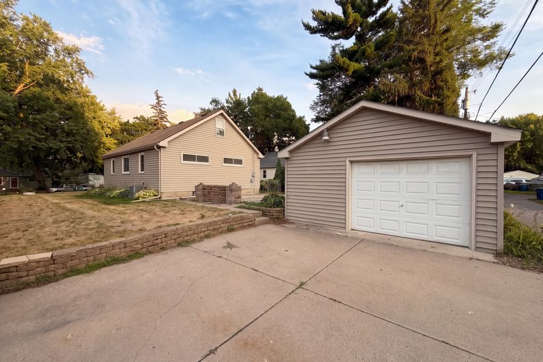 Photo 5 of 23 of 572 11th Ave NW, New Brighton, MN