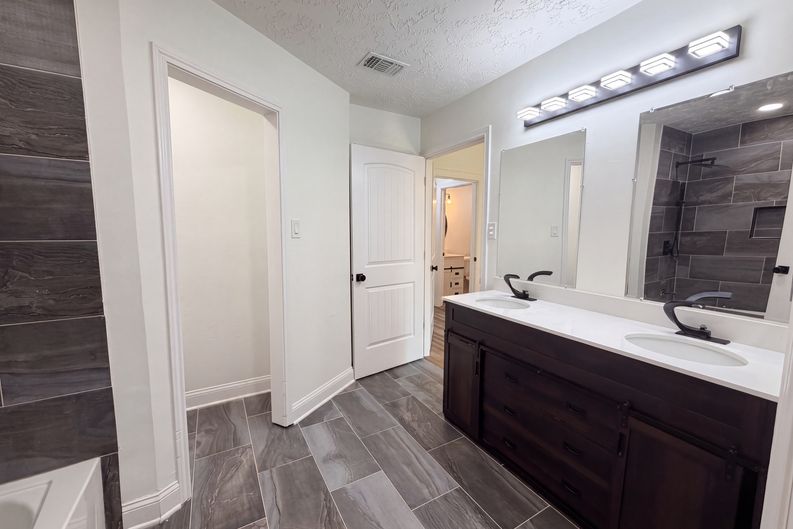 Photo 14 of 17 of 4011 Hunnington Dr, Conroe, TX