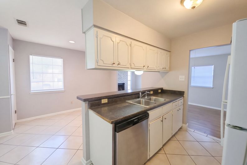 Photo 9 of 37 of 13638 Coleridge St, San Antonio, TX