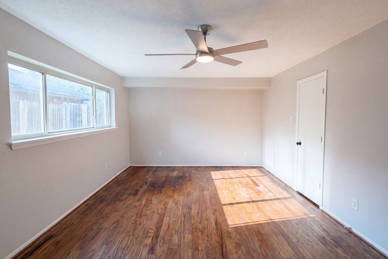 Photo 13 of 22 of 1618 Woodcrest Ln, Carrollton, TX