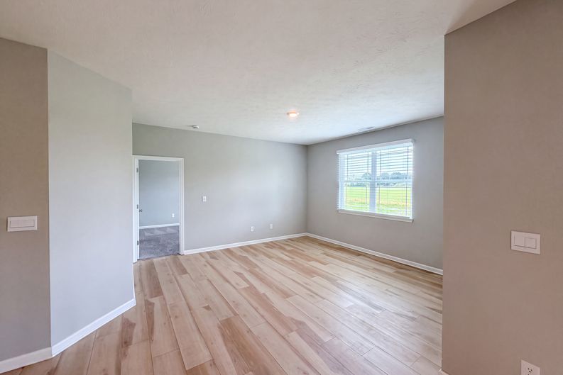 Photo 3 of 19 of 1671 Fairmount Dr, Greenfield, IN