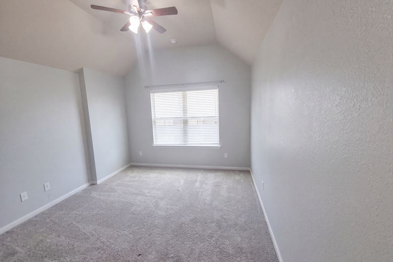 Photo 19 of 39 of 3001 Gilchrist Dr, Lorena, TX