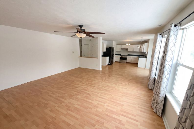 Photo 3 of 24 of 3211 Waterloo Cir, Indianapolis, IN
