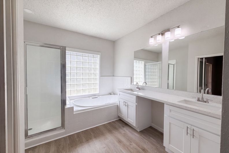 Photo 18 of 23 of 1102 Londonderry Ave, Friendswood, TX