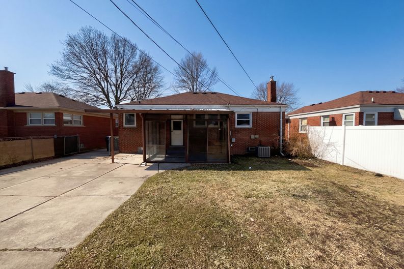 Photo 5 of 19 of 29212 Ursuline St, Saint Clair Shores, MI