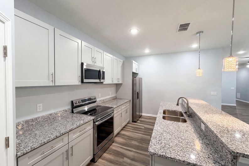 Photo 9 of 27 of 1013 W 11th St, Sanford, FL