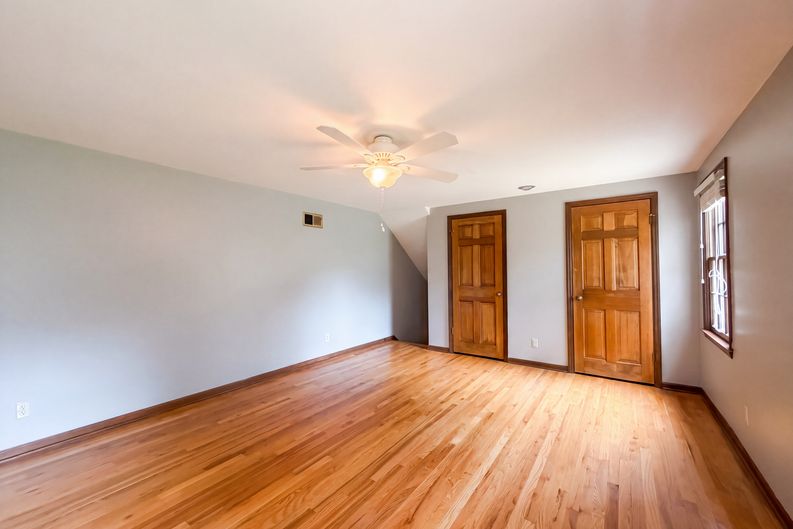 Photo 19 of 27 of 6916 N Overland Dr, Kansas City, MO