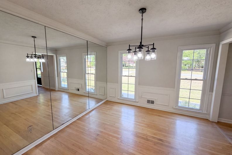 Photo 6 of 22 of 1033 Chestnut Hill Cir SW, Marietta, GA