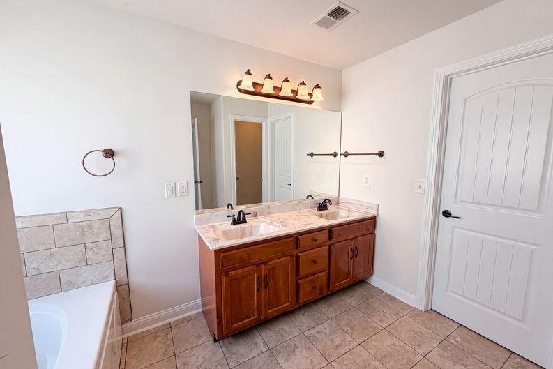 Photo 11 of 27 of 1733 Apache Way, Clarksville, TN