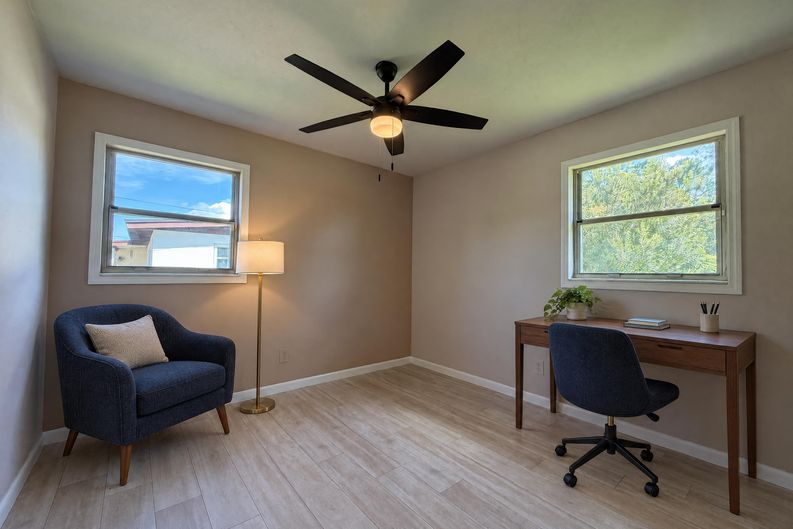 Photo 10 of 17 of 1737 Hawaii Dr E, Jacksonville, FL
