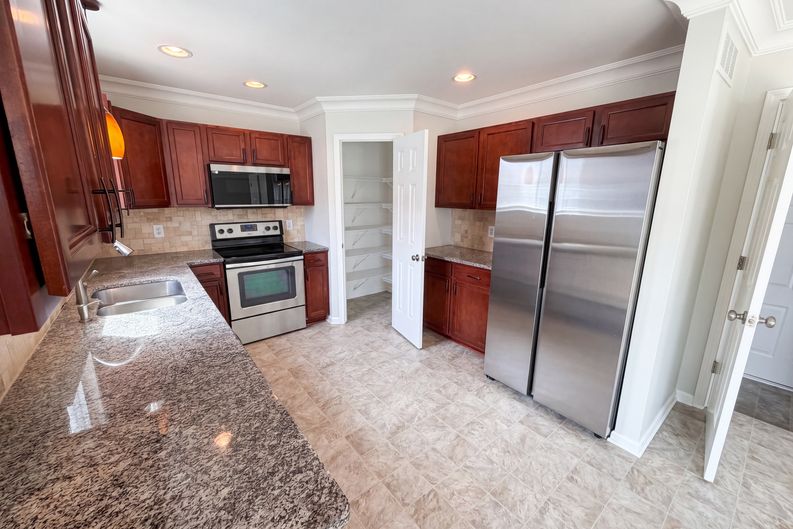 Photo 11 of 44 of 42824 Greystone Dr, Sterling Heights, MI