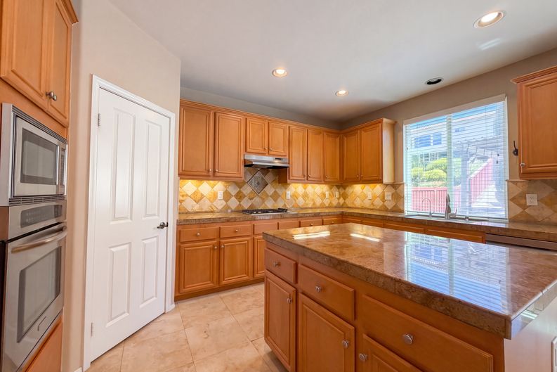 Photo 13 of 32 of 17780 Sweetgum Ln, Canyon Country, CA