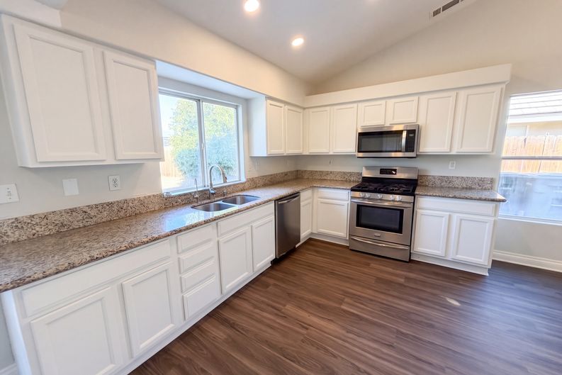 Photo 11 of 43 of 563 Tell Ln, Hemet, CA