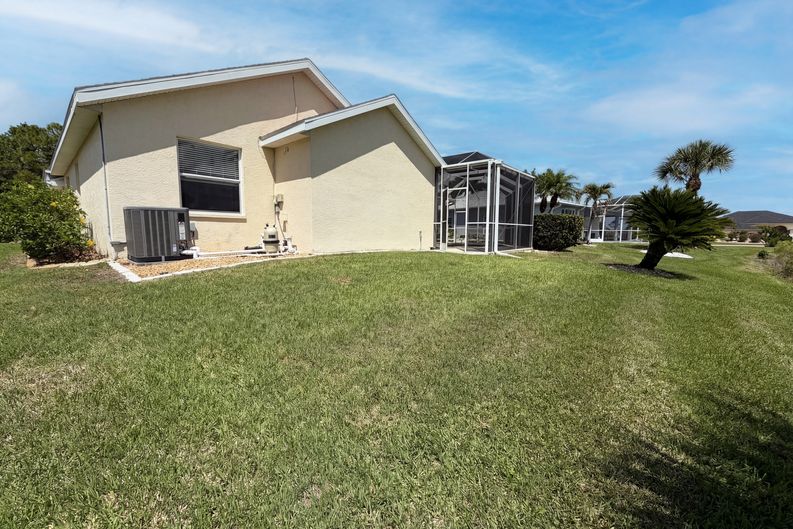 Photo 30 of 32 of 12567 SW Pembroke Cir N, Lake Suzy, FL