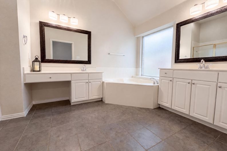 Photo 8 of 17 of 1441 Forest Oaks Ct, Frisco, TX