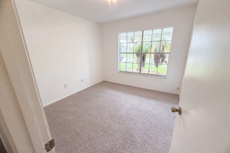 Photo 11 of 21 of 1832 SE Wexford Ct, Port Saint Lucie, FL