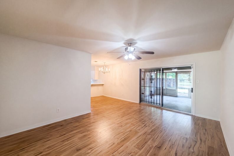Photo 8 of 17 of 9538 Skyline Dr, Houston, TX