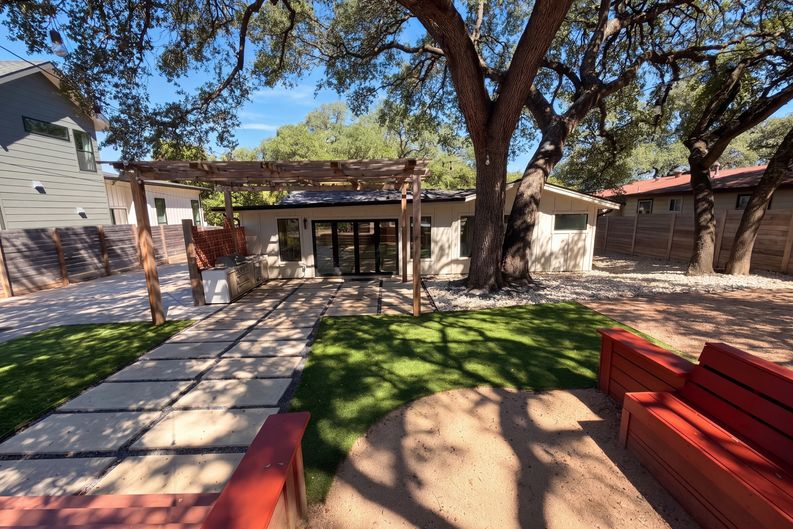 Photo 5 of 23 of 503 S Park Dr, Austin, TX