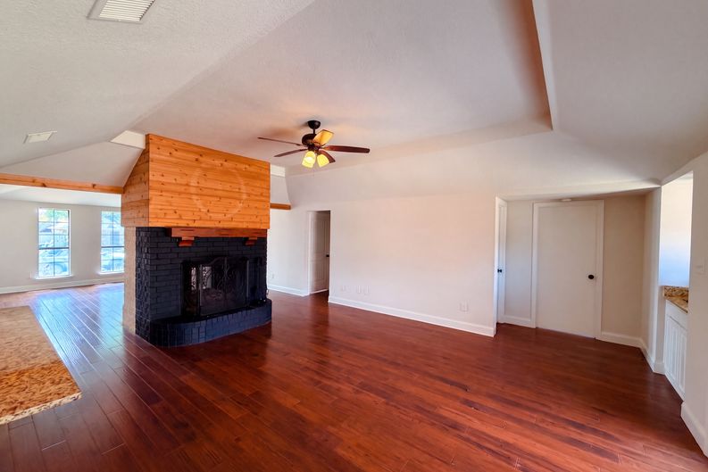 Photo 3 of 19 of 512 W Jefferson St, Wylie, TX