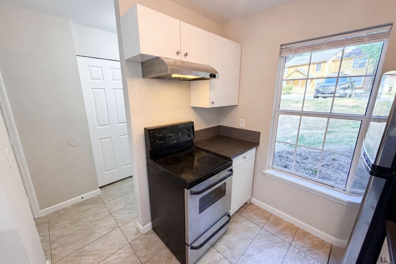 Photo 7 of 19 of 4037 Briarhill Dr, Charlotte, NC