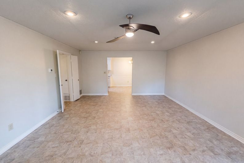 Photo 7 of 18 of 4824 Berridge Ln, Dallas, TX