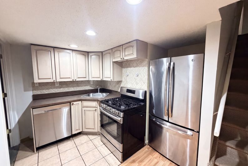 Photo 9 of 23 of 35 Dapp Ct, Elmwood Park, NJ