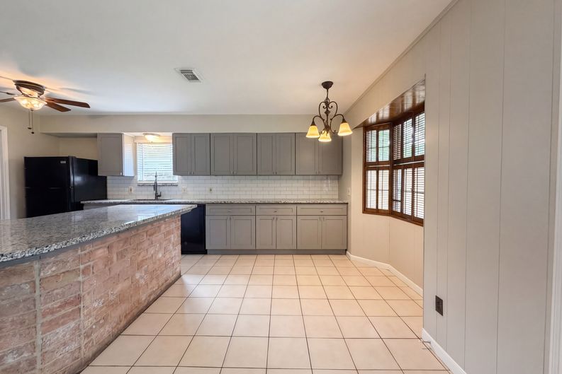 Photo 9 of 19 of 9606 Ballin David Dr, Spring, TX