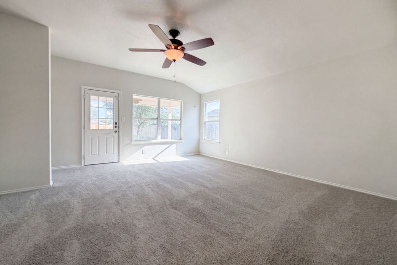 Photo 6 of 16 of 2886 Oakbranch Rdg, New Braunfels, TX