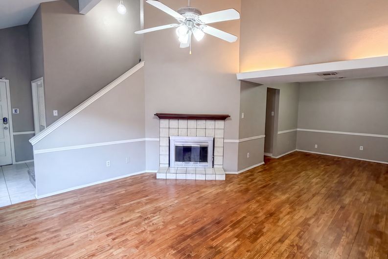 Photo 6 of 24 of 1633 San Francisco St, Carrollton, TX