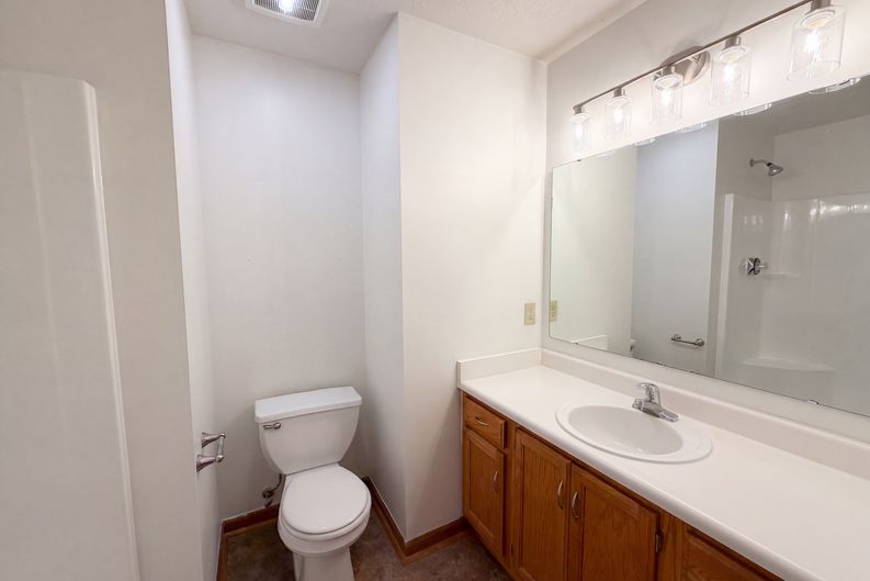 Photo 9 of 19 of 10048 Ironway Dr, Indianapolis, IN