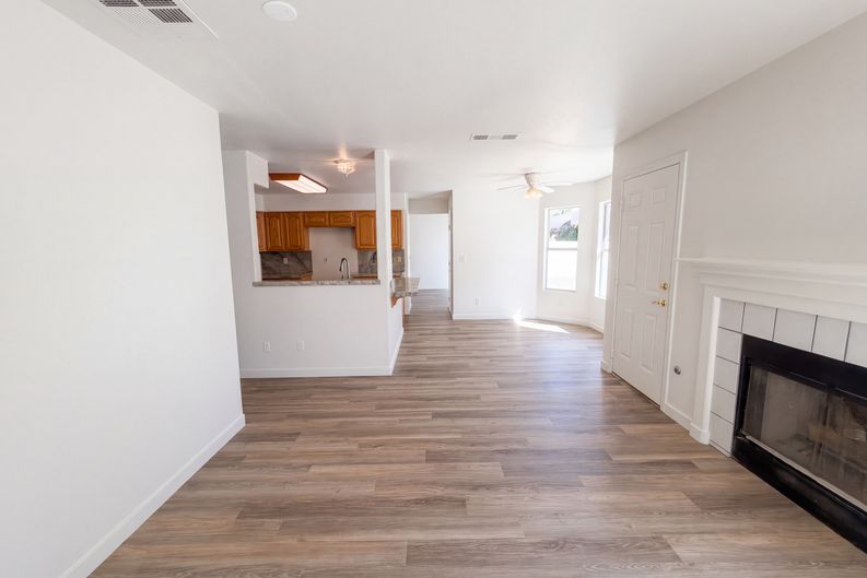 Photo 10 of 41 of 1917 Altivo Dr, Henderson, NV