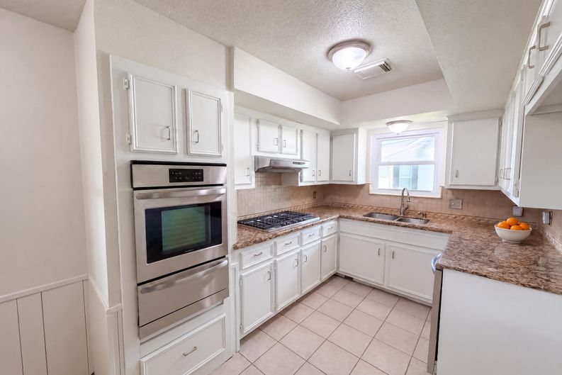 Photo 7 of 19 of 609 Heather Ln, Friendswood, TX