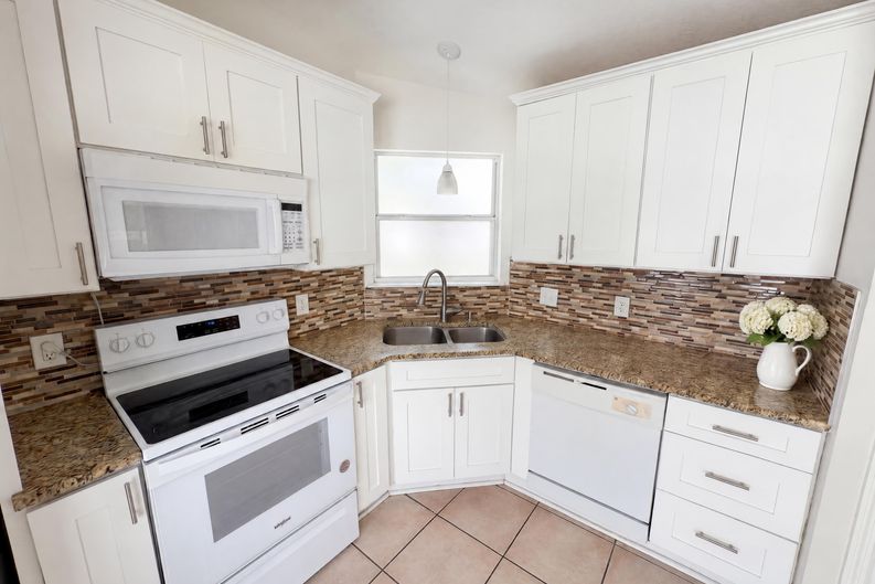 Photo 9 of 21 of 9814 Dean Cove Ln, Orlando, FL