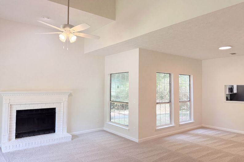 Photo 8 of 38 of 901 Lauren Kay Ct, Lawrenceville, GA