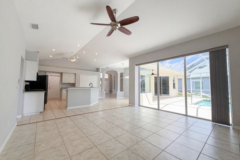 Photo 14 of 32 of 12567 SW Pembroke Cir N, Lake Suzy, FL