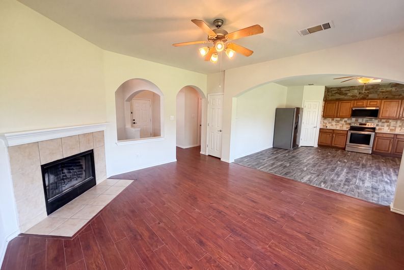 Photo 3 of 20 of 206 Almquist St, Hutto, TX