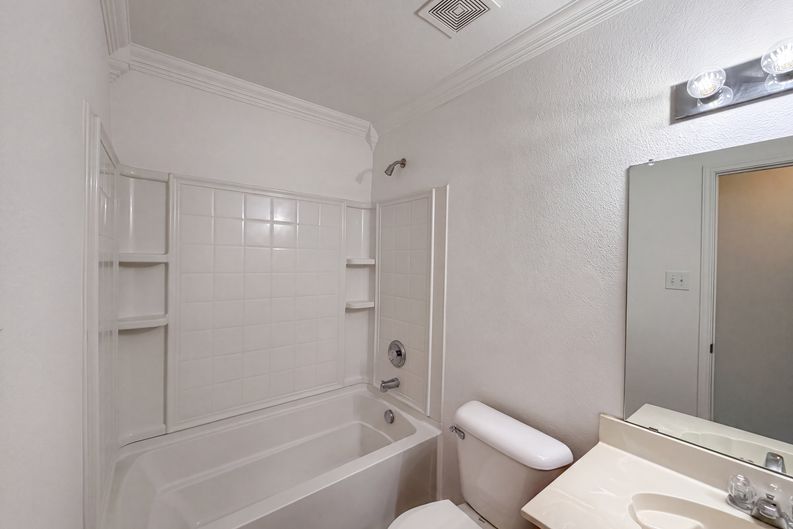 Photo 10 of 18 of 6200 St James Pl, Denton, TX