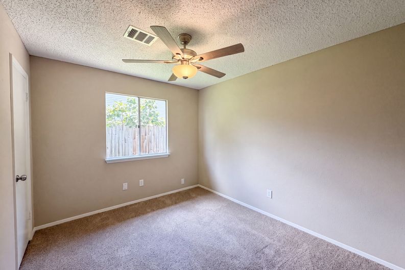 Photo 4 of 17 of 5602 Briarwood Forest Dr, Houston, TX