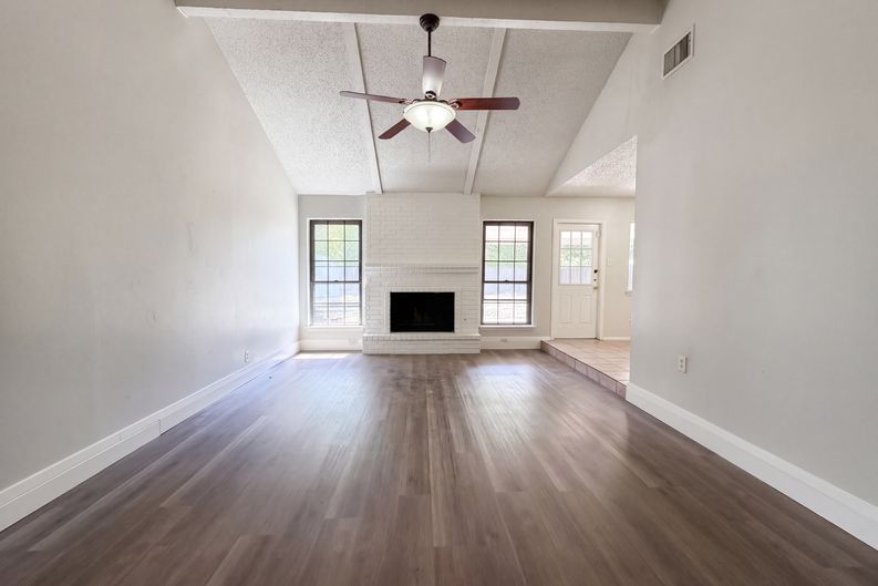 Photo 3 of 16 of 414 Jeanette Dr, Converse, TX
