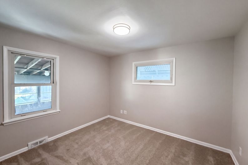 Photo 11 of 28 of 11301 Riveredge Dr, Parma, OH