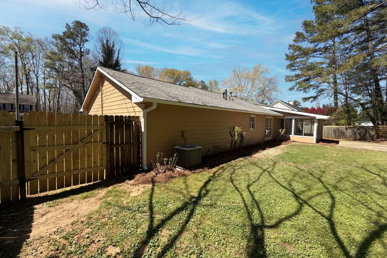 Photo 15 of 18 of 5003 Henson Dr SW, Mableton, GA