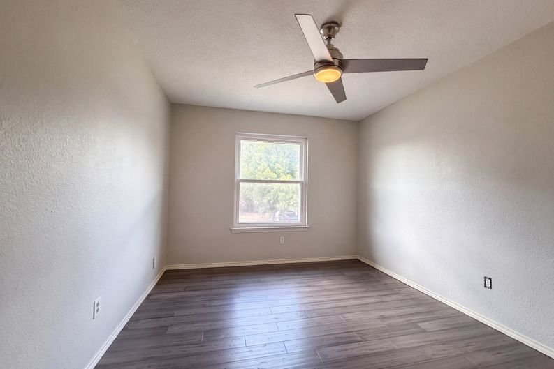 Photo 13 of 19 of 2831 Red Oak Dr, Grand Prairie, TX