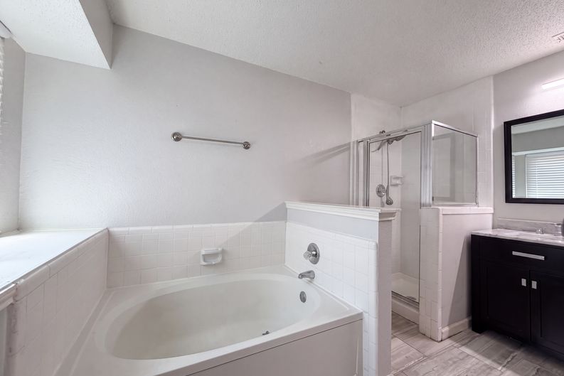 Photo 11 of 19 of 2831 Red Oak Dr, Grand Prairie, TX