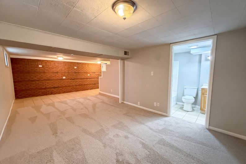 Photo 16 of 21 of 9122 Neil Dr, Cincinnati, OH