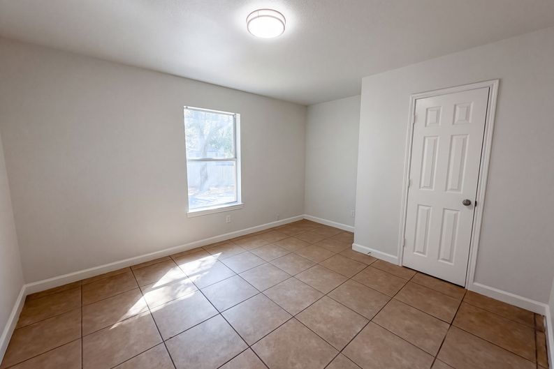 Photo 11 of 17 of 1322 E Waco Ave, Dallas, TX