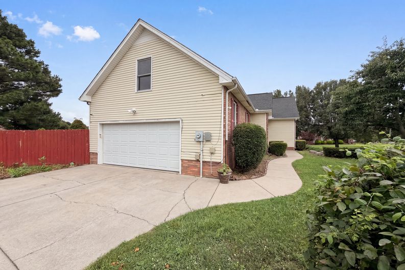 Photo 14 of 17 of 3609 Millington Dr, Clarksville, TN